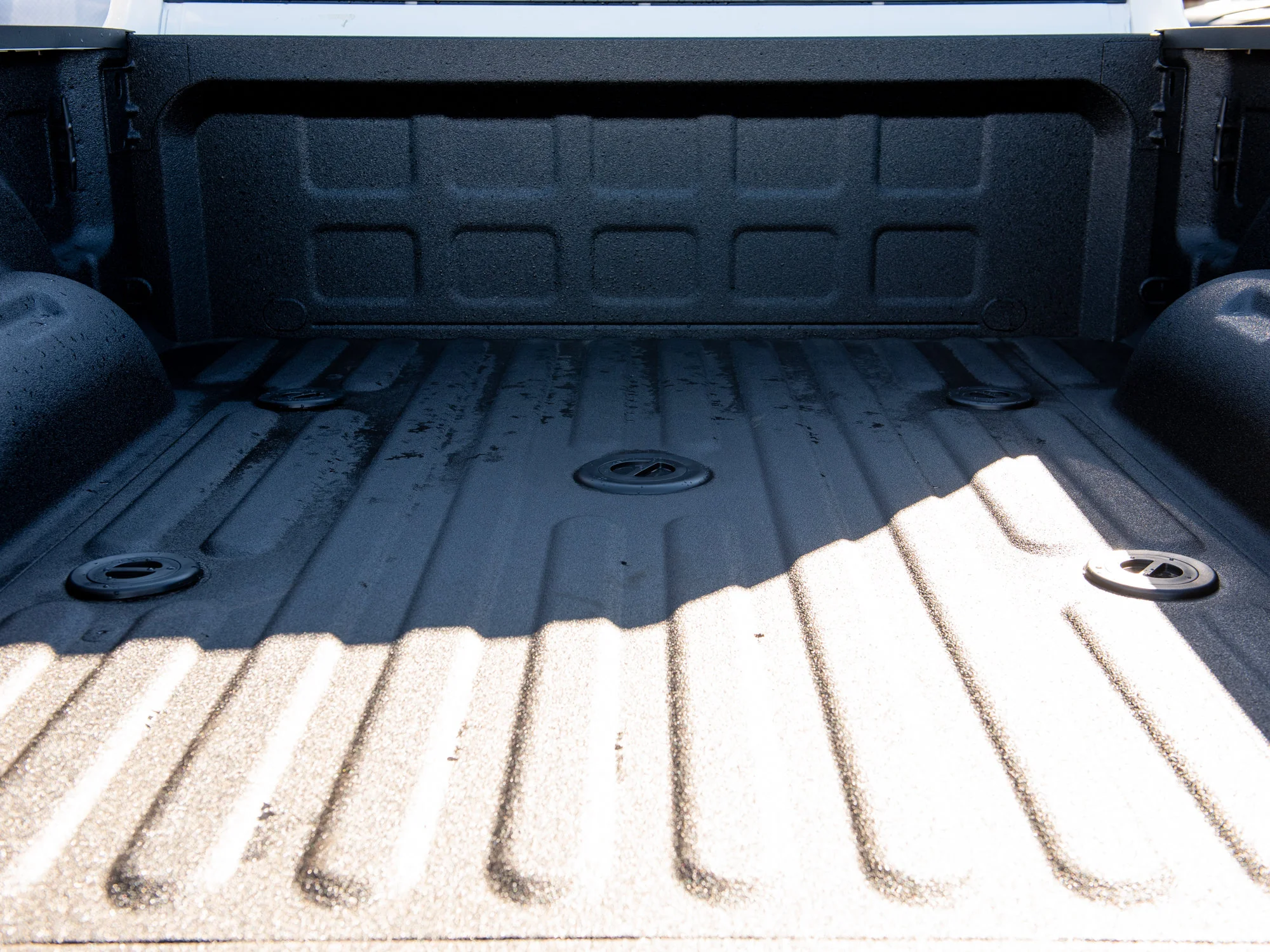 New 2027 White RAM Laramie Night* Mega Cab 4x4, Sunroof, Harman/Kardon, Pwr Running Boards image 7
