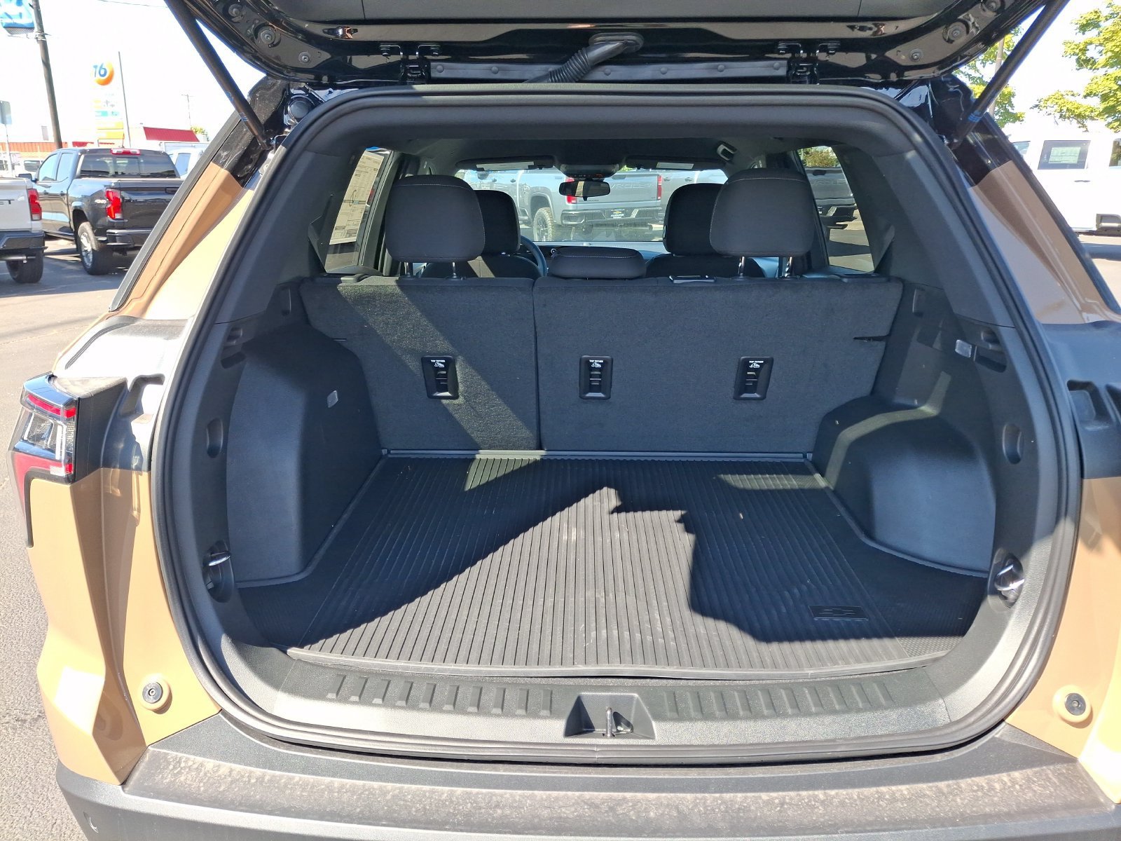 2027 Chevrolet Equinox LT - Photo 19