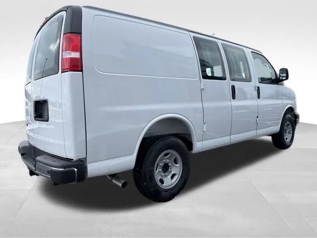 New 2026 Summit White Chevrolet WT image 6