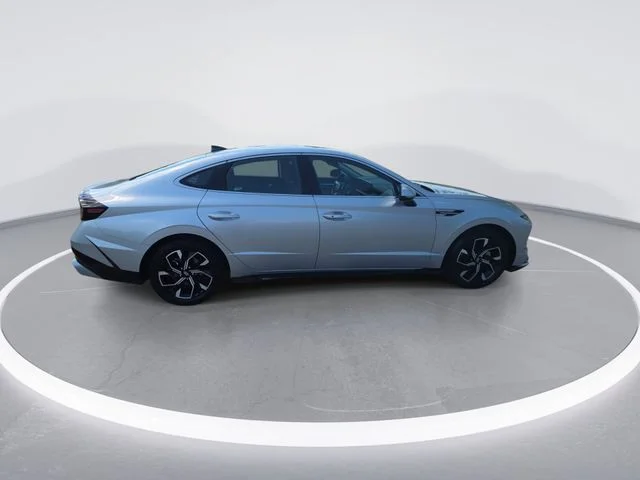 Used 2025 Silver Hyundai SEL image 9