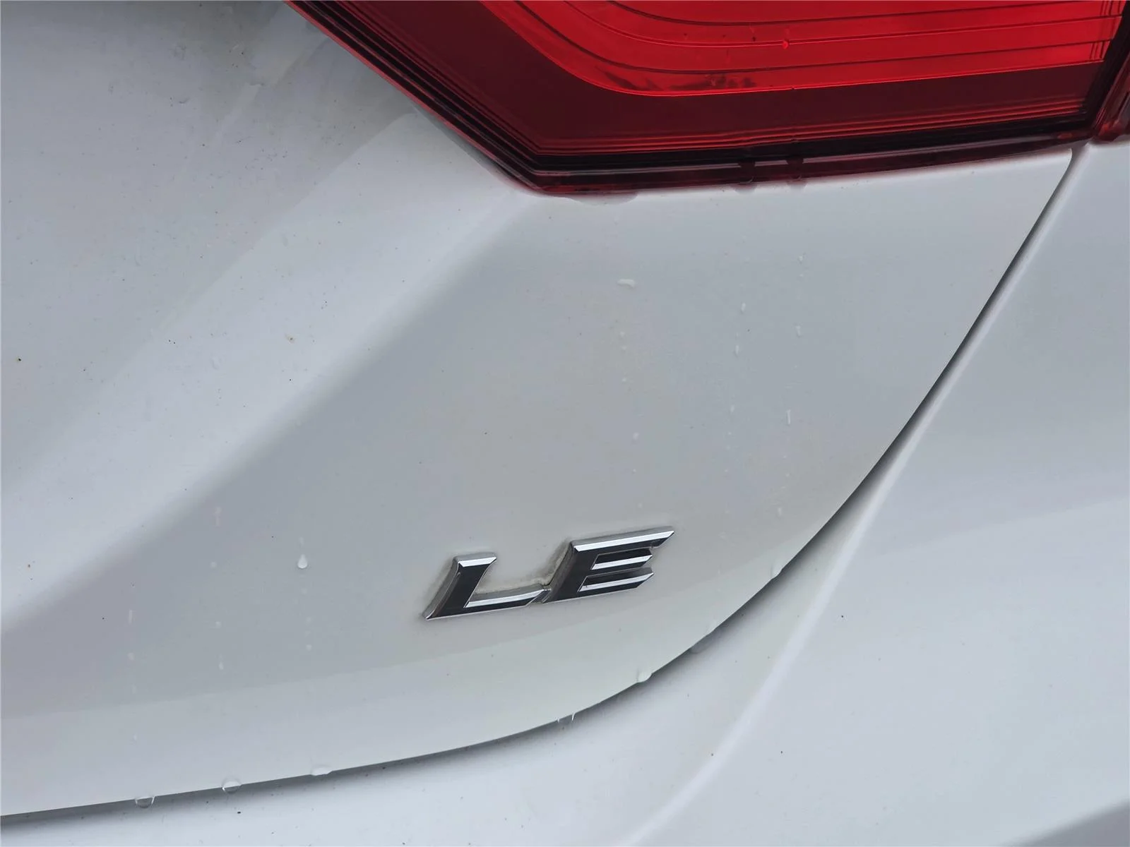 Used 2018 Super White Toyota LE image 34
