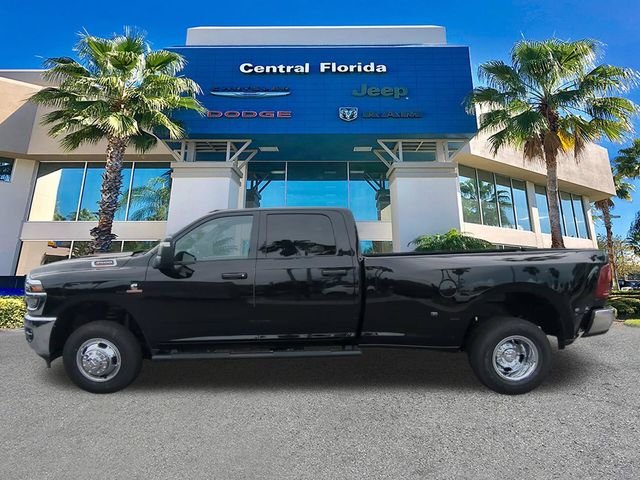 New 2026 Diamond Black Crystal Pearl-Coat Exterior Paint RAM Tradesman image 8