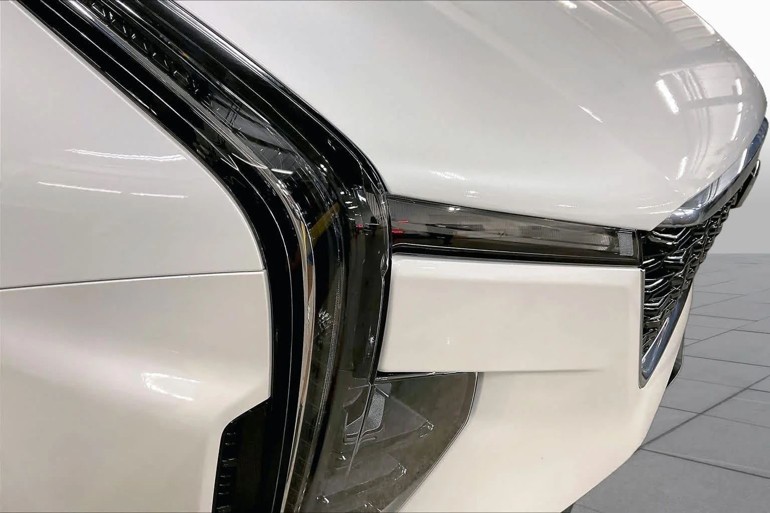 Used 2024 Crystal White Tricoat Cadillac AWD Luxury image 28