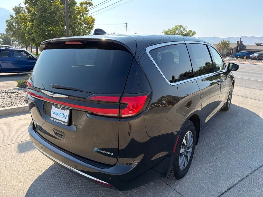 Used 2023 Black Chrysler Touring L image 5