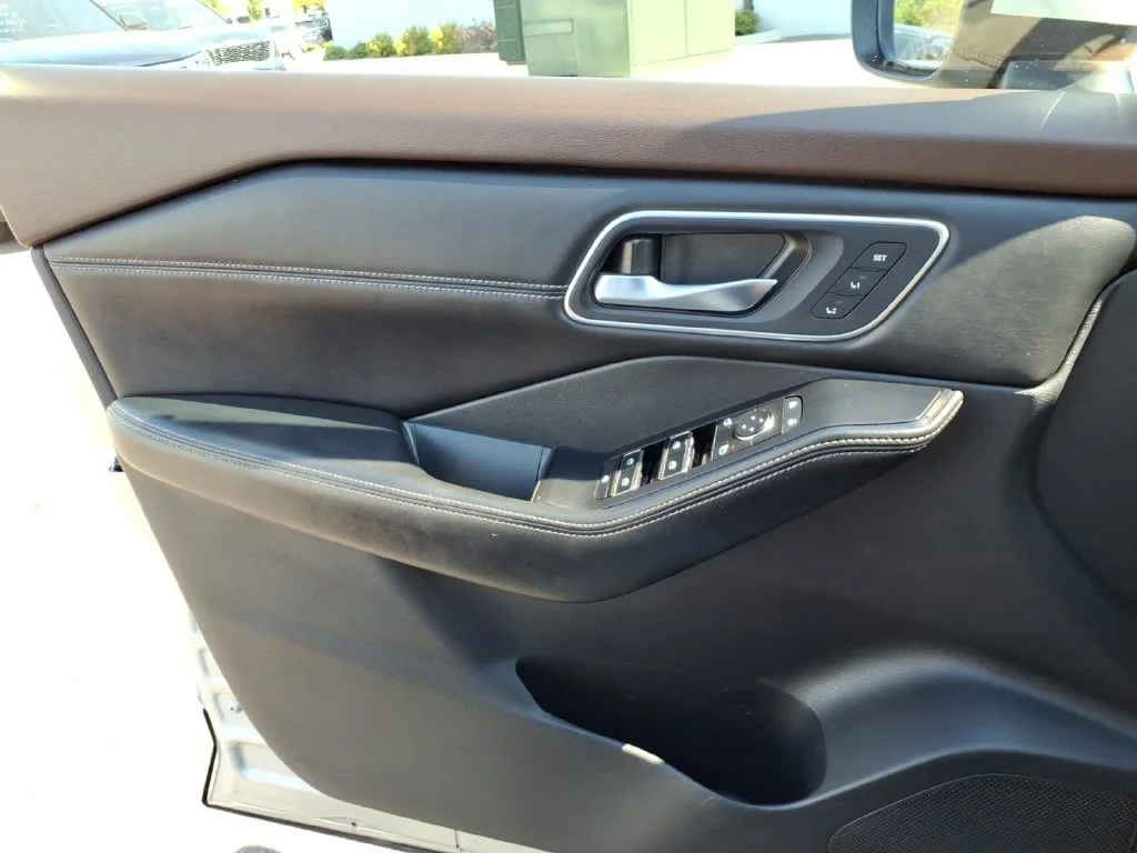 Used 2022 Silver Nissan Platinum image 34