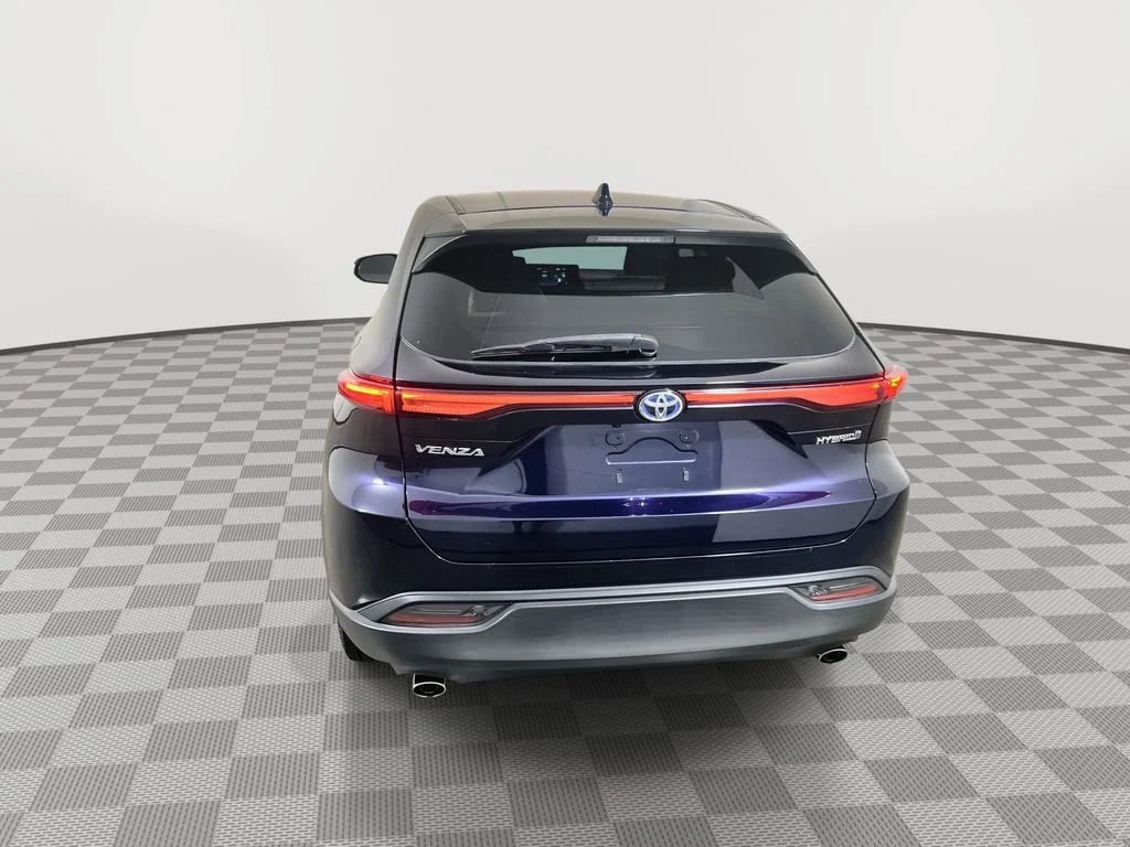 Used 2022  Toyota LE image 7