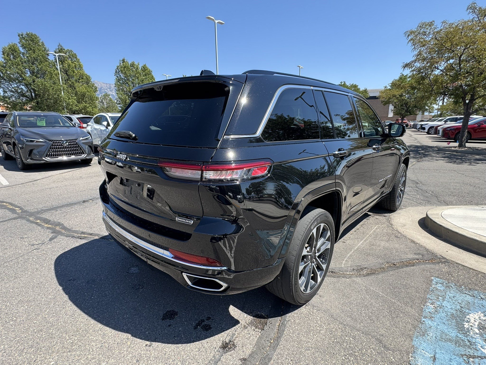 Used 2023 Diamond Black Crystal Pearlcoat Jeep Overland image 5
