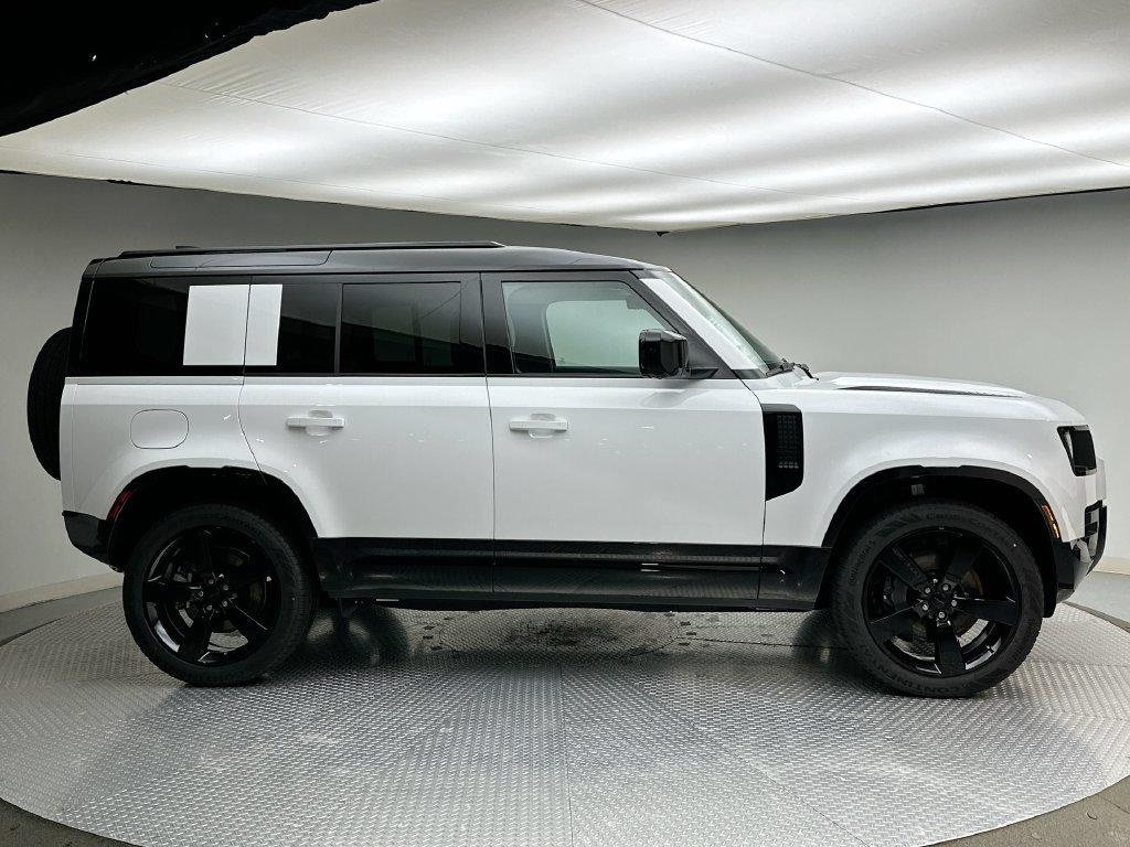 New 2026 Fuji White Land Rover X-Dynamic SE image 4