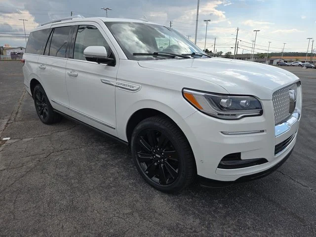 Used 2023 White Lincoln Reserve image 2
