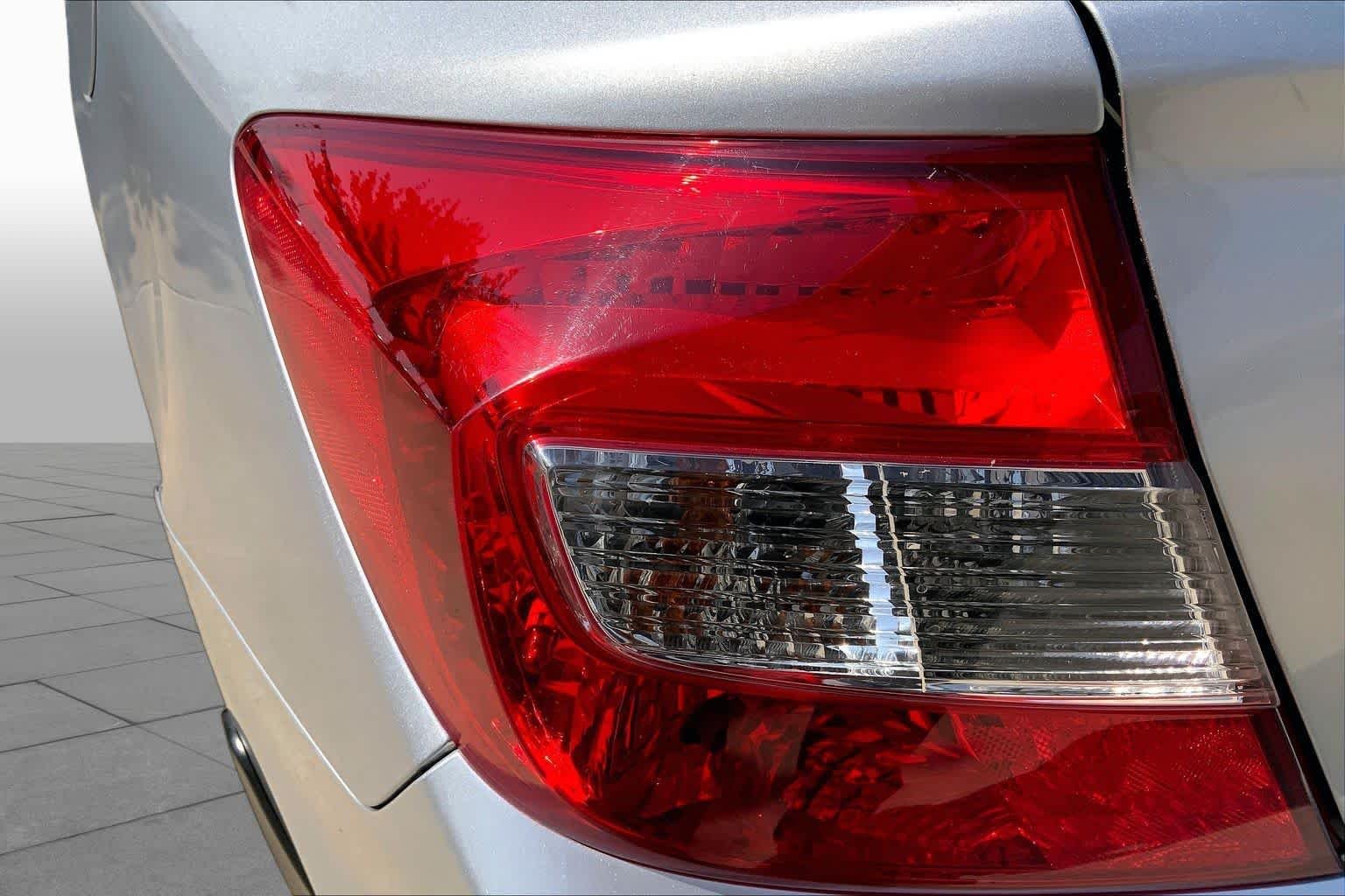 Used 2012 Alabaster Silver Metallic Honda LX image 27
