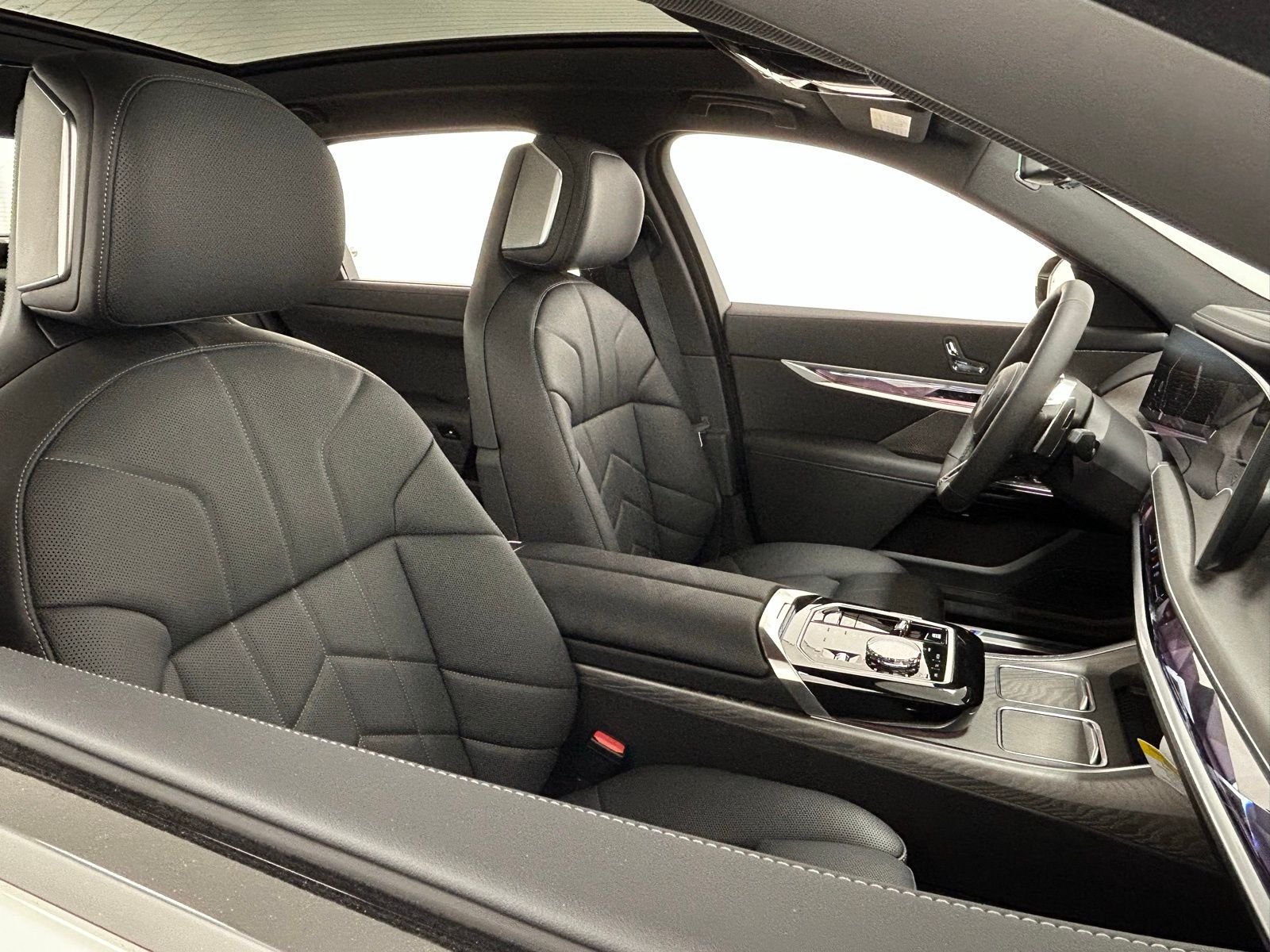 2025 BMW 7 Series 760i - Photo 42
