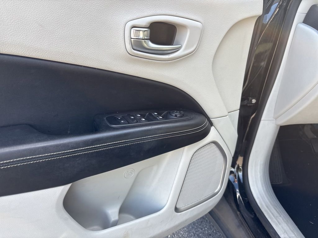 Used 2019 Black Jeep Latitude image 8