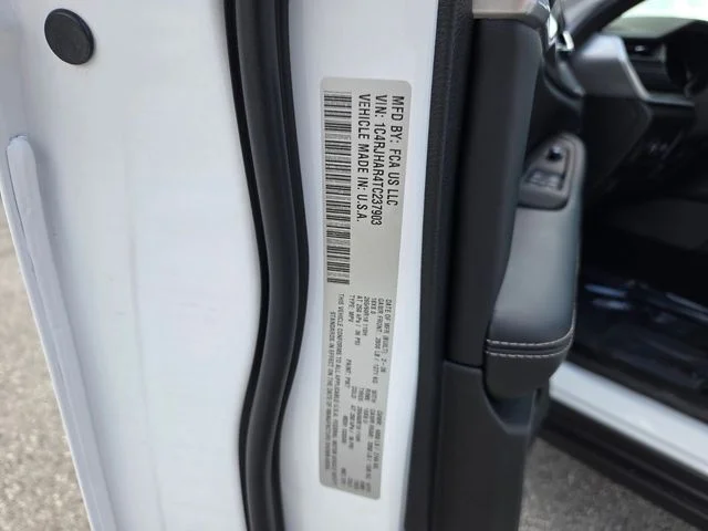 New 2026 Bright White Clear-Coat Exterior Paint Jeep Altitude image 18
