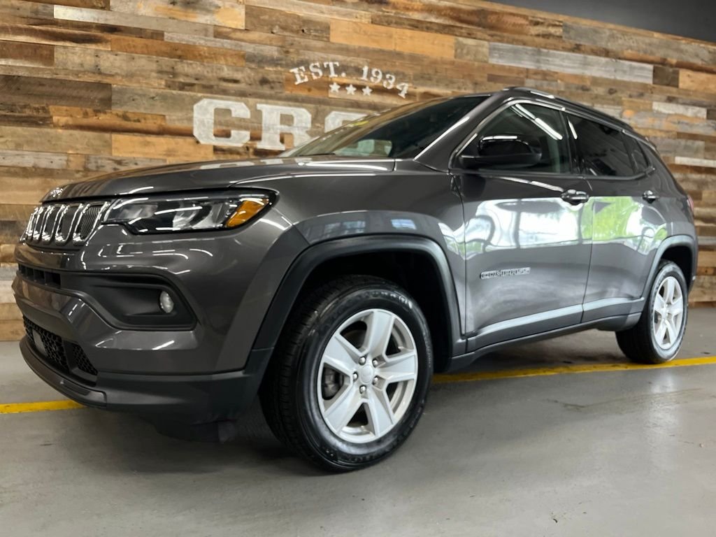 Used 2022 Crystal Metallic Jeep Latitude image 13