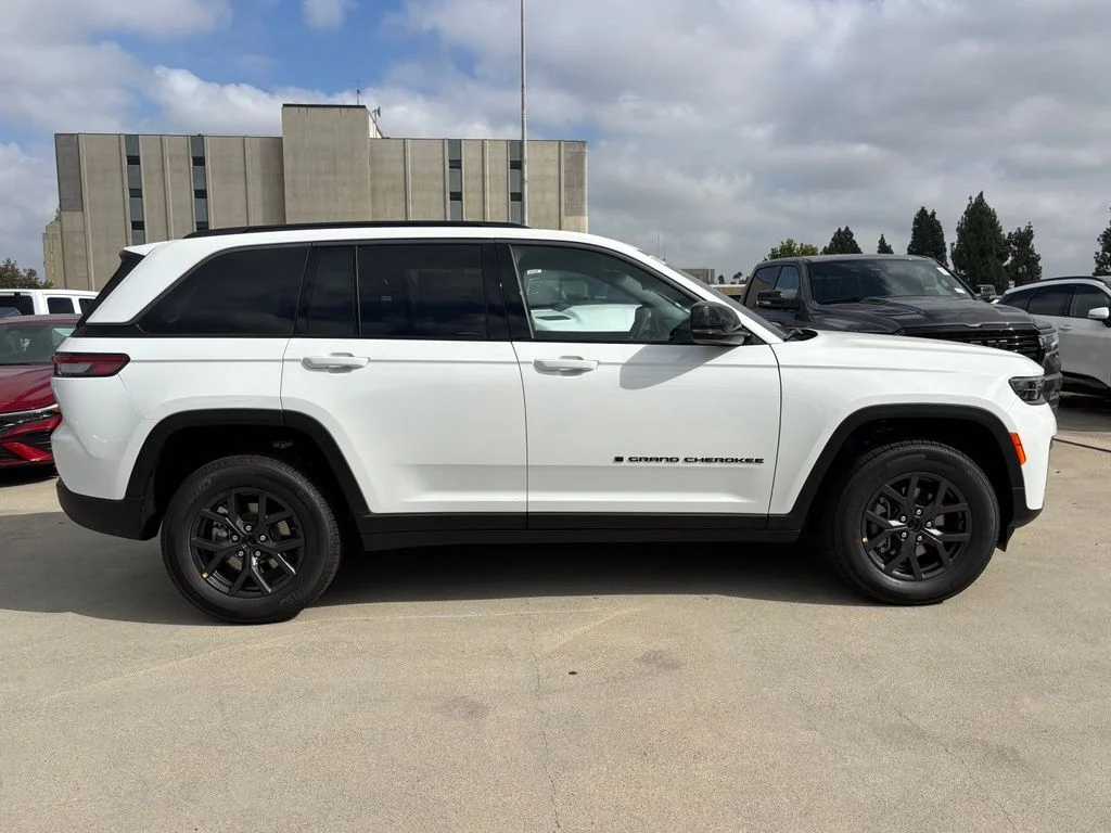 New 2027 Bright White Clearcoat Jeep Laredo Altitude image 2