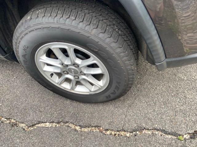 Used 2019 Gray Jeep Laredo E image 5