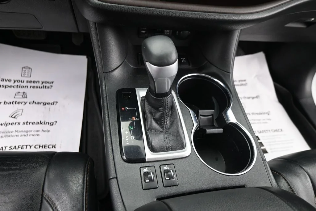 Used 2018 White Toyota XLE image 22