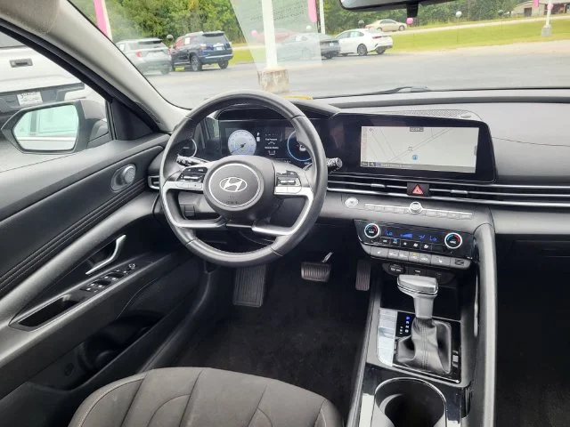 Used 2025 Silver Hyundai SEL Convenience image 14