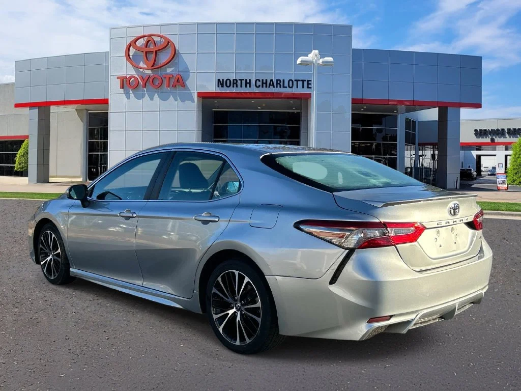 Used 2018 Silver Toyota SE image 4