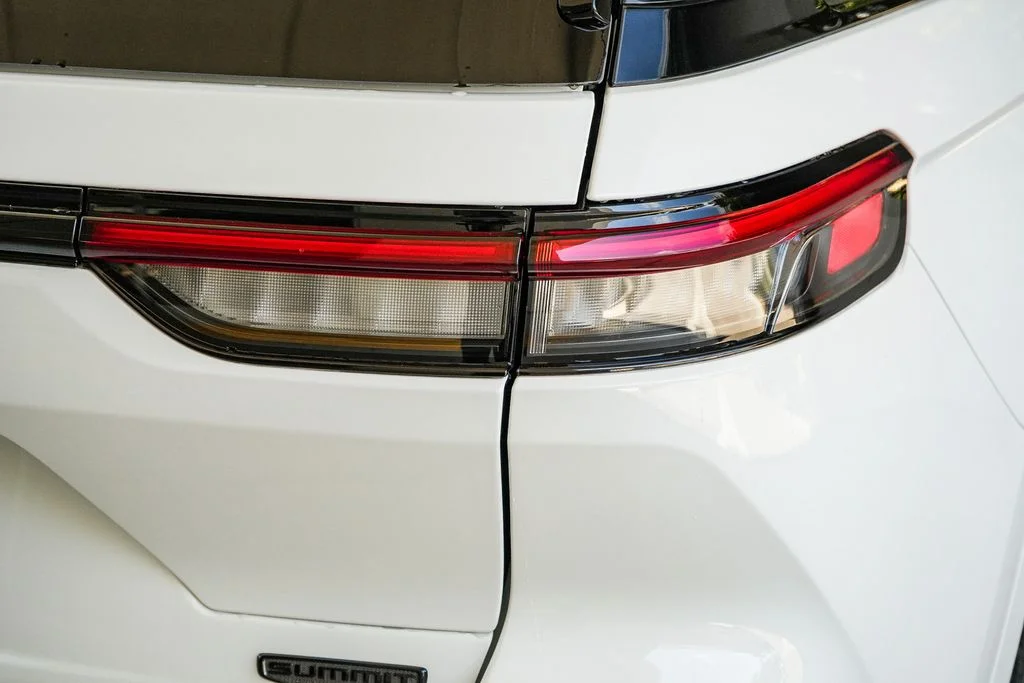 New 2026 Bright White Clear-Coat Exterior Paint Jeep Summit image 7