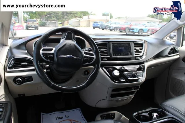 Used 2019 Black Chrysler Touring L image 8