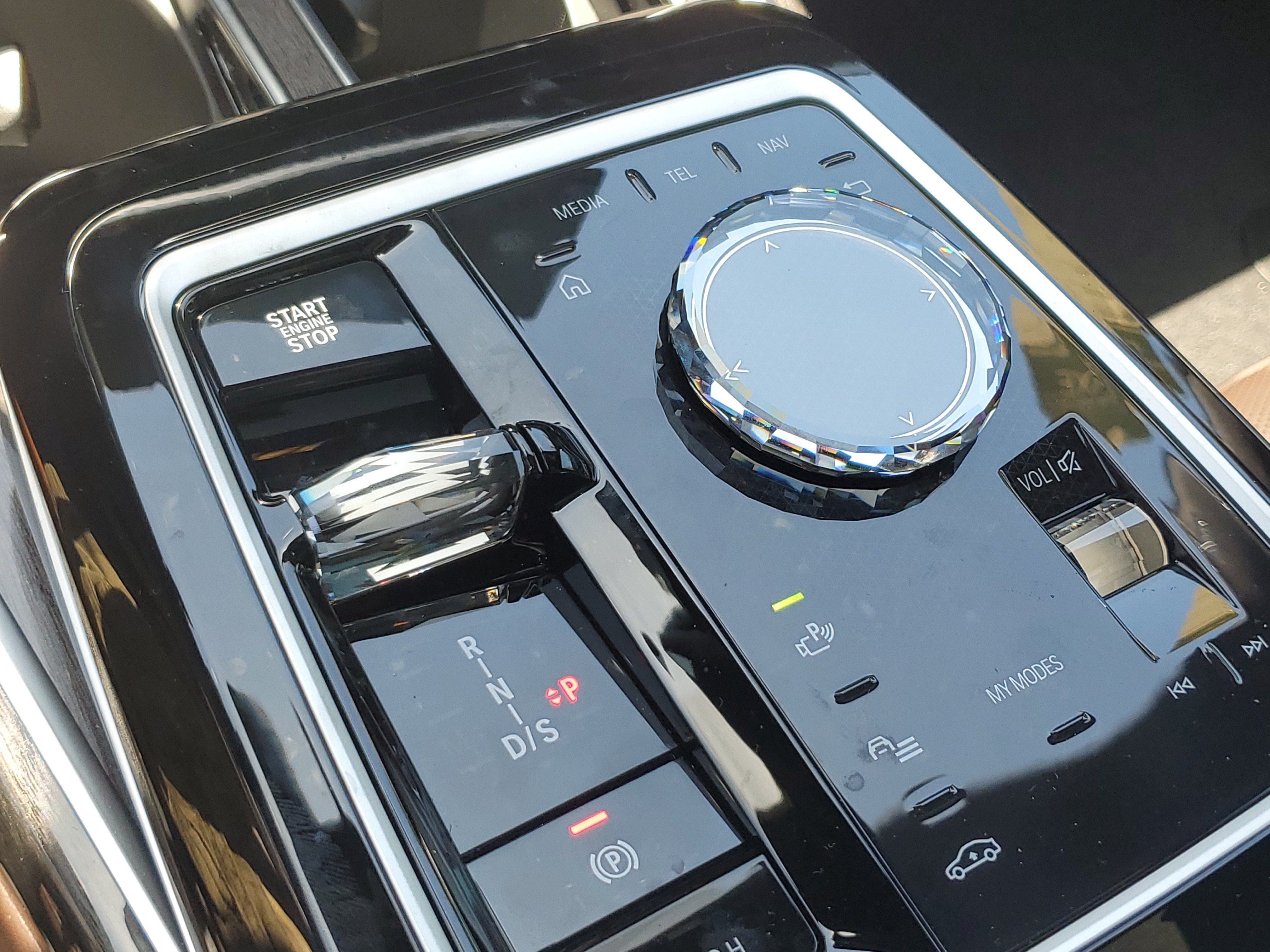New 2026 Mineral White Metallic BMW 760i xDrive image 30