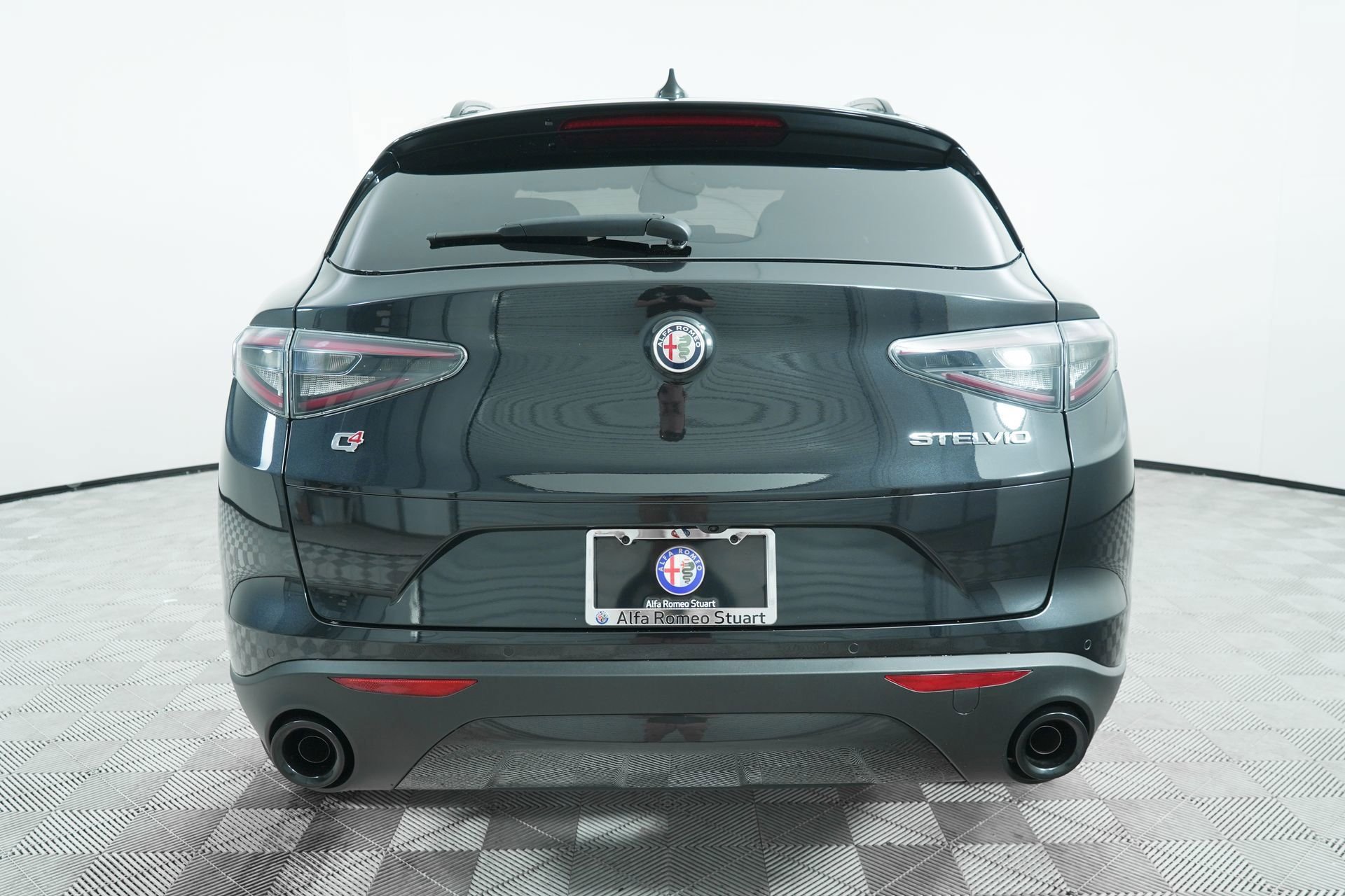 New 2025 Vulcano Black Metallic Exterior Paint Alfa Romeo Base image 6