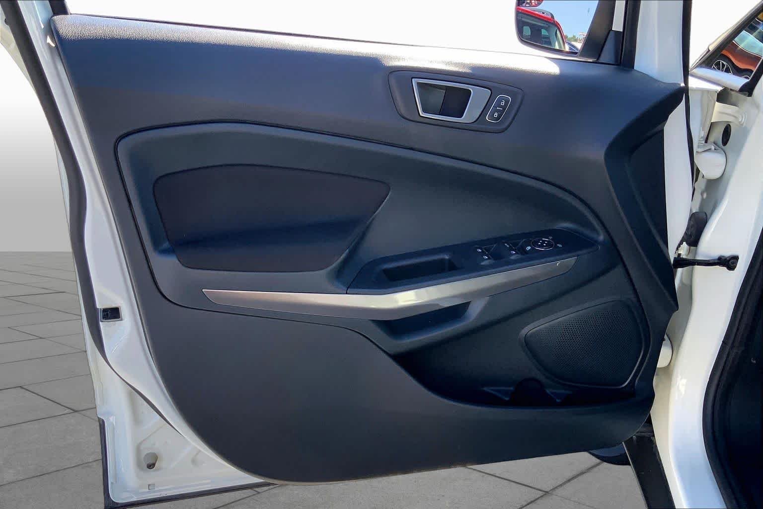 Used 2022 Diamond White Ford SE image 21