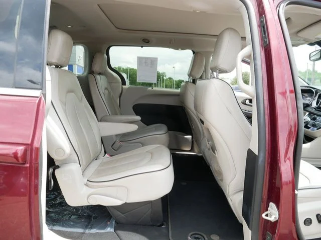 Used 2021 Velvet Chrysler Limited image 21