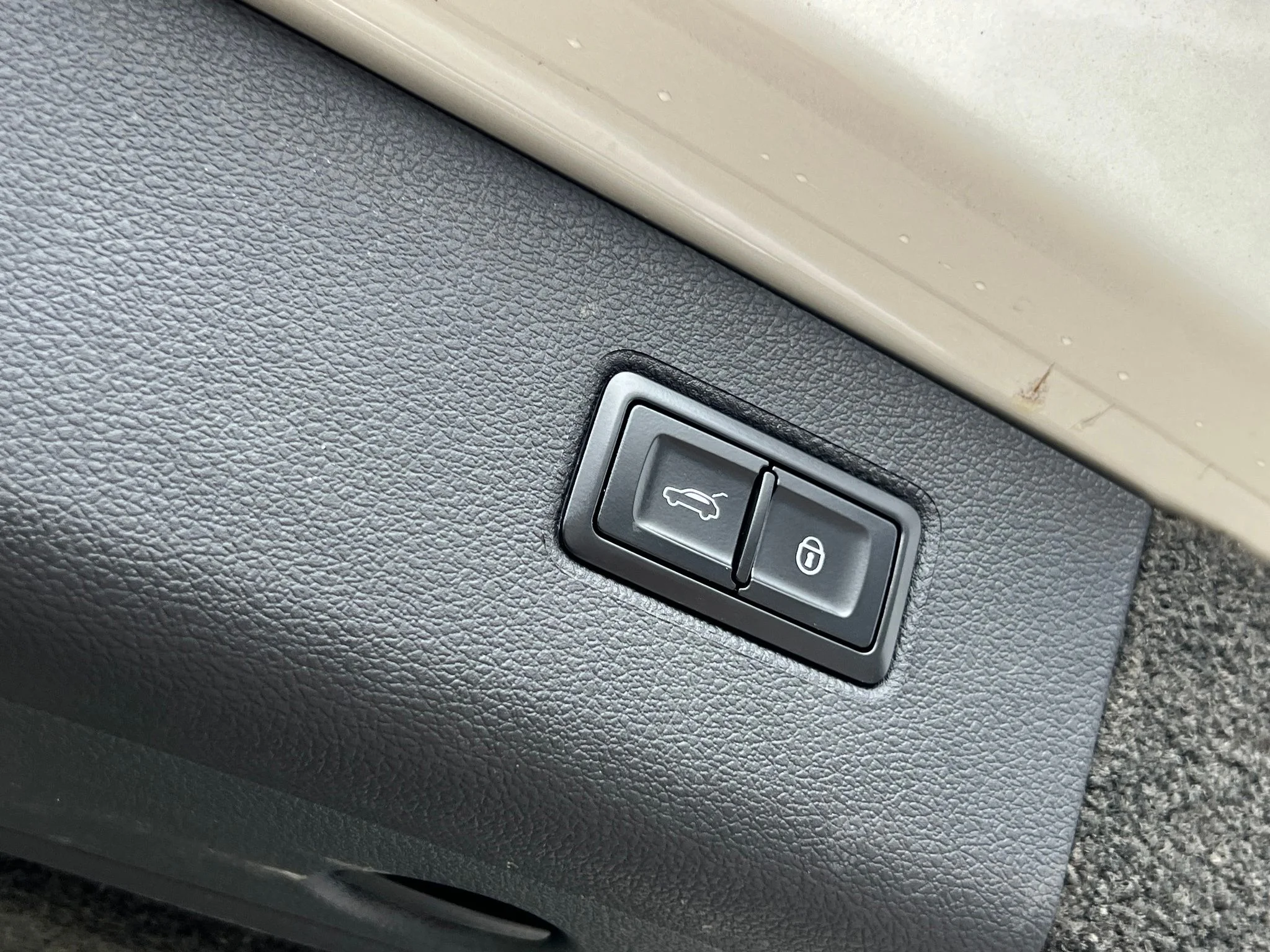 Used 2018  Bentley W12 image 22
