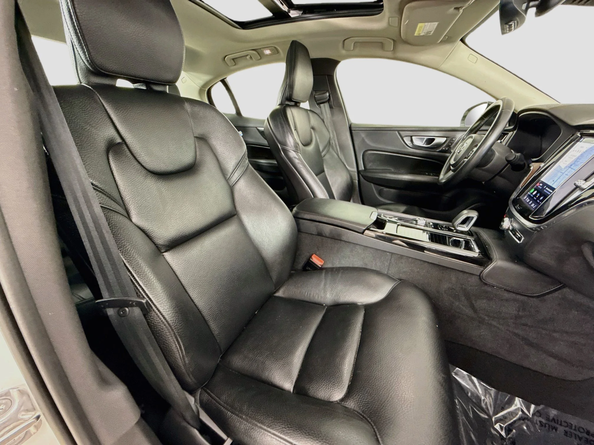 Used 2024 White Volvo Plus Dark Theme image 30
