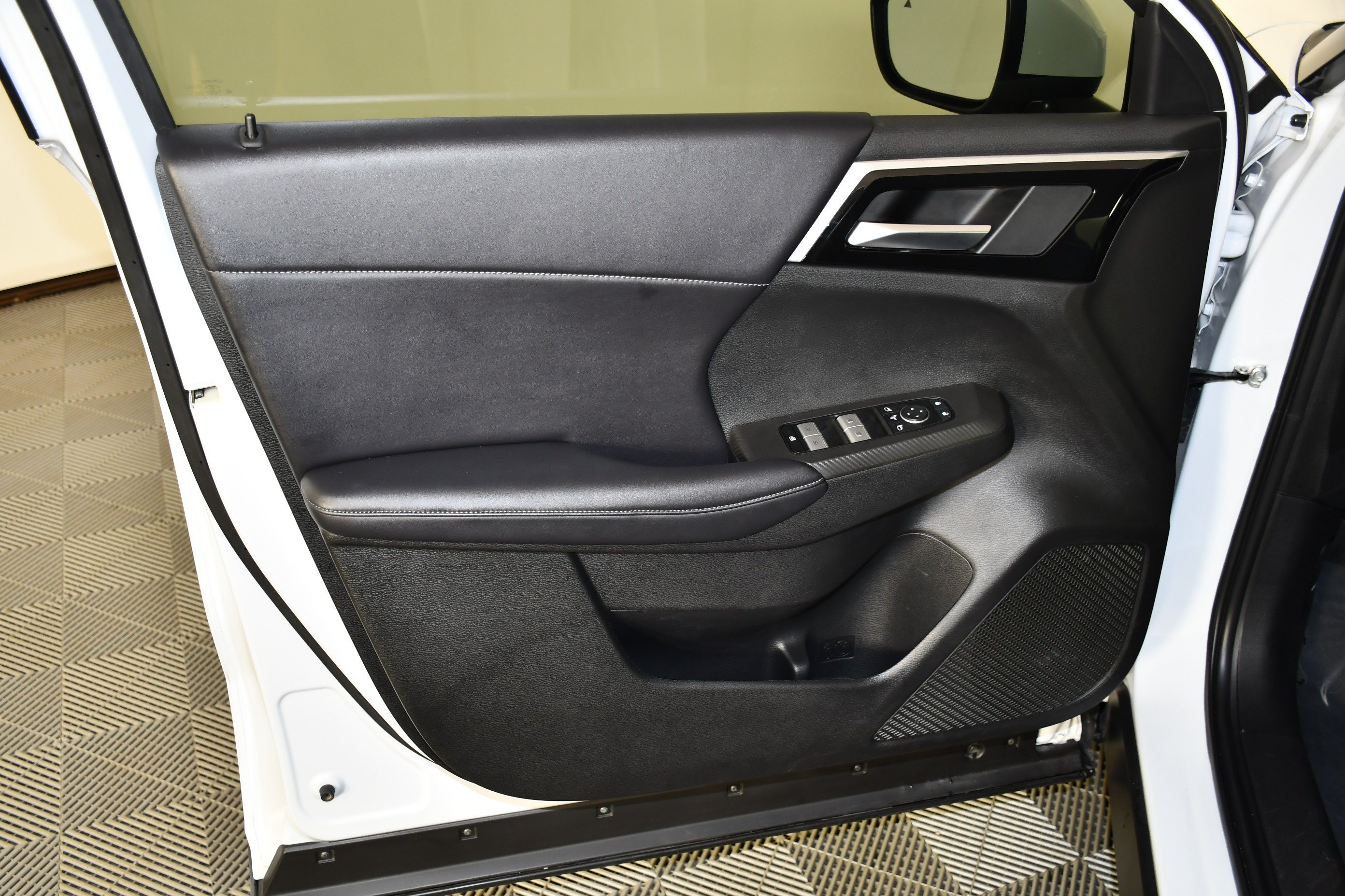 Certified Used 2024 White Diamond Mitsubishi SE image 25