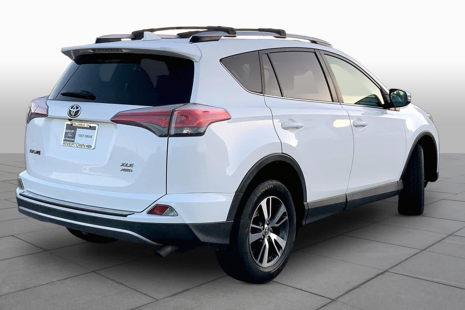 Used 2018 Super White Toyota XLE image 12