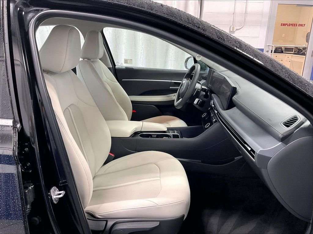 Used 2025 Black Hyundai SEL image 11