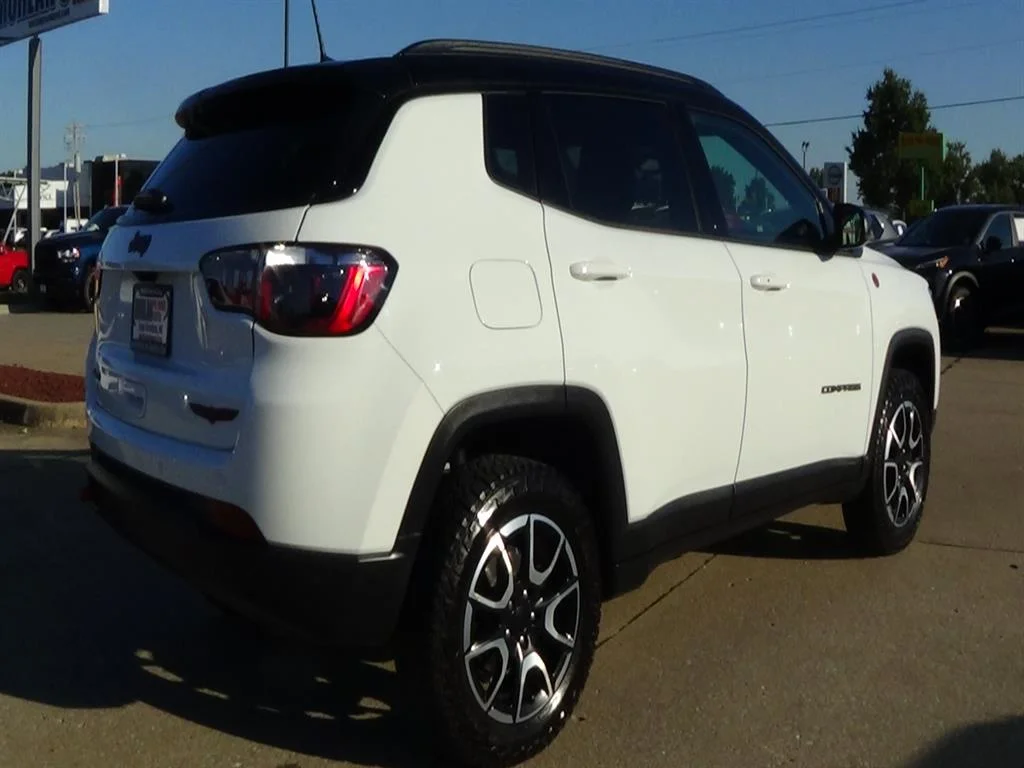 Used 2024 Bright White Clear Coat (pw7) Jeep Trailhawk image 6