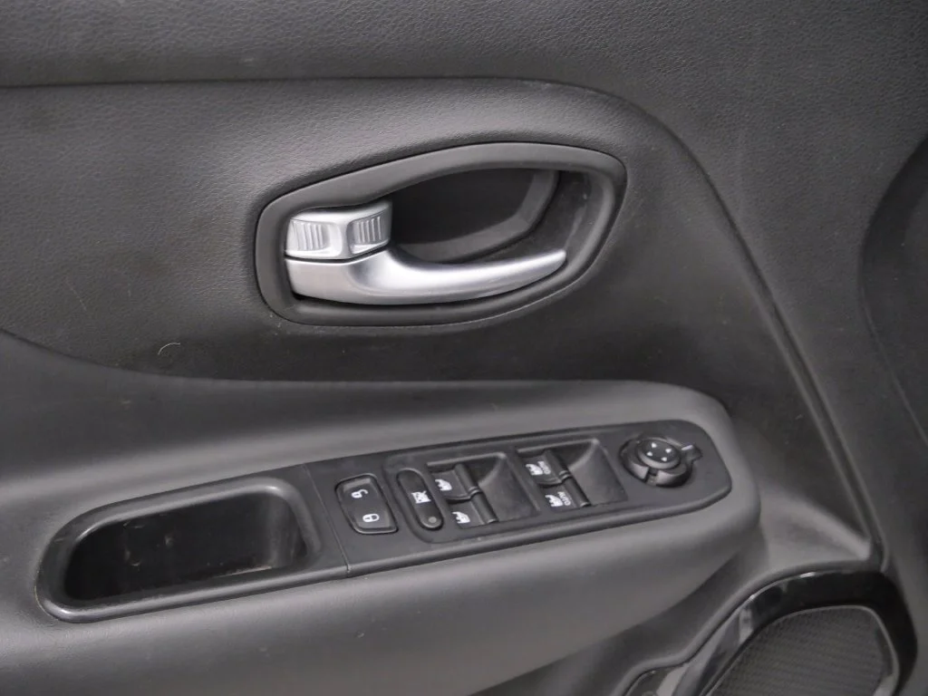 Certified Used 2019 Silver Jeep Latitude image 20