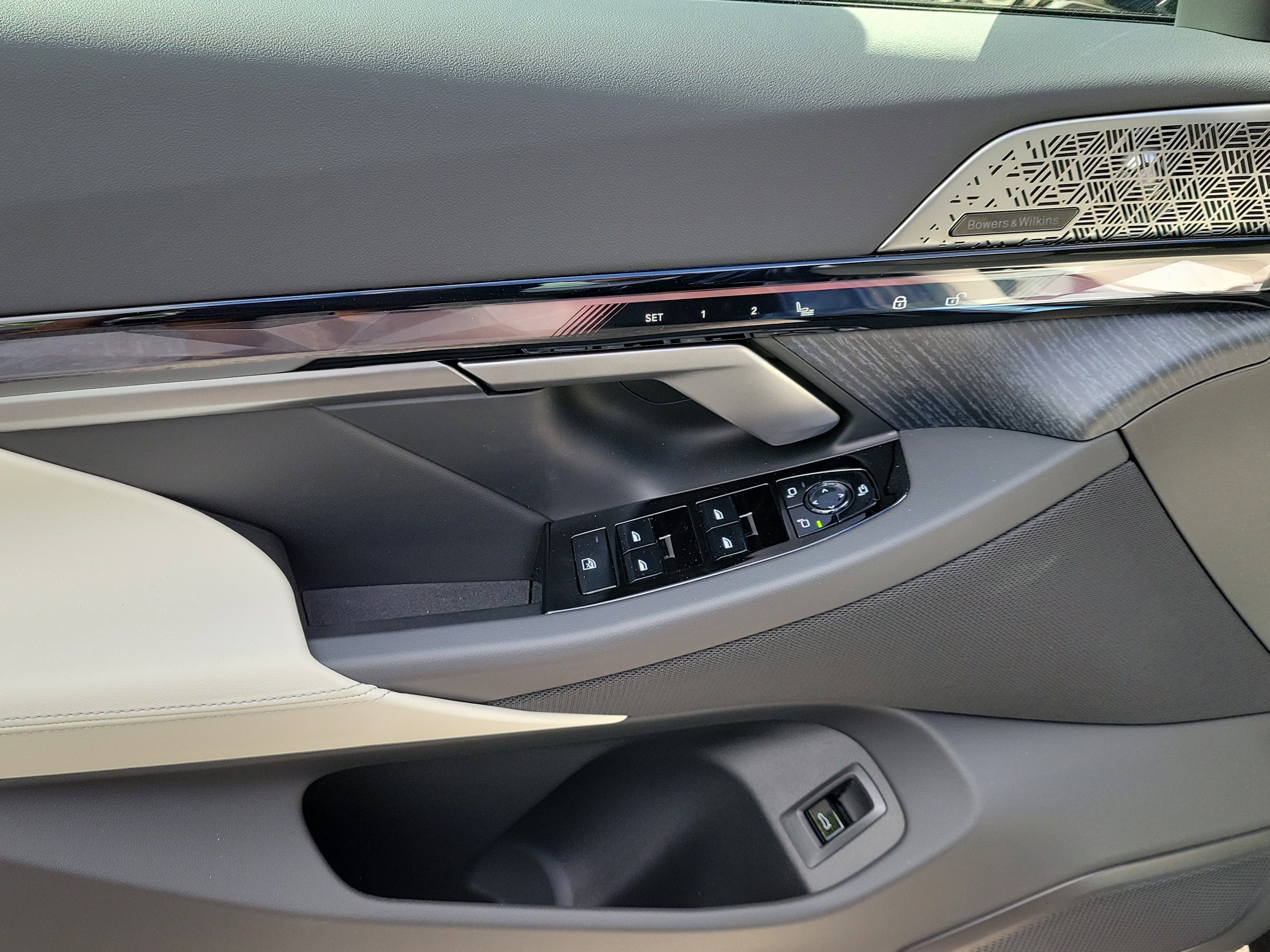 New 2027 Tanzanite Blue II Metallic BMW 550e xDrive image 18