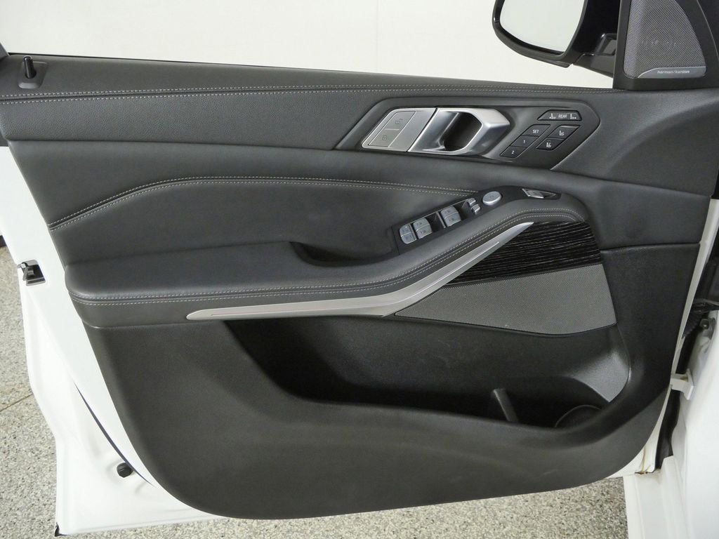 Used 2022 Alpine White BMW M50i image 36