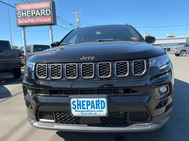 New 2026 Diamond Black Crystal Pearl-Coat Exterior Paint Jeep Limited image 2