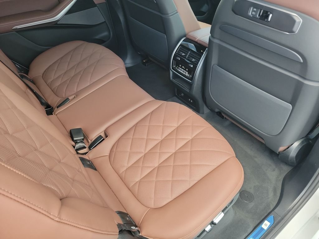 New 2027 Mineral White Metallic BMW xDrive40i image 11
