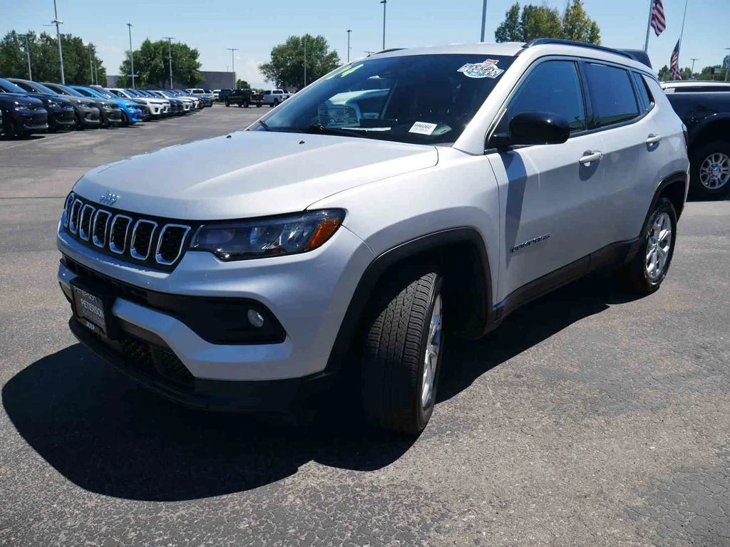 Used 2024 Silver Jeep Latitude image 4