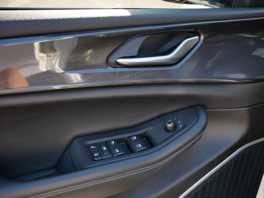Used 2022 White Jeep Altitude image 15
