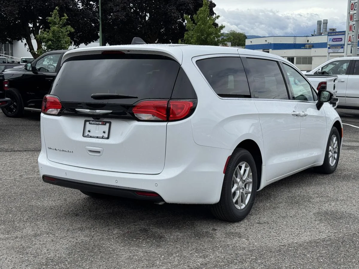 New 2027 White Chrysler SXT image 5