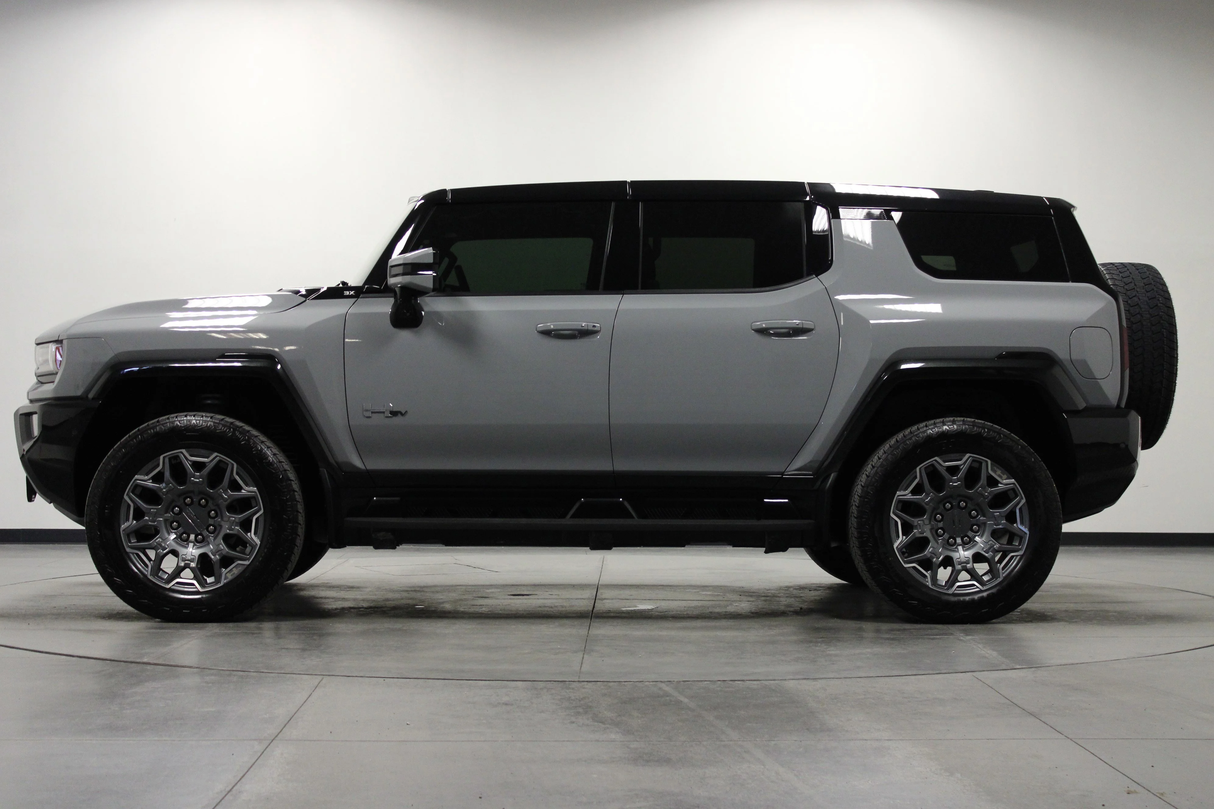 Used 2025 Meteorite Metallic (Grey) GMC 3X image 7