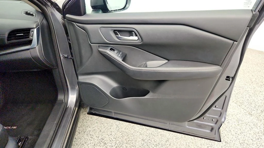 Used 2025 Gun Metallic Nissan FWD SV image 24