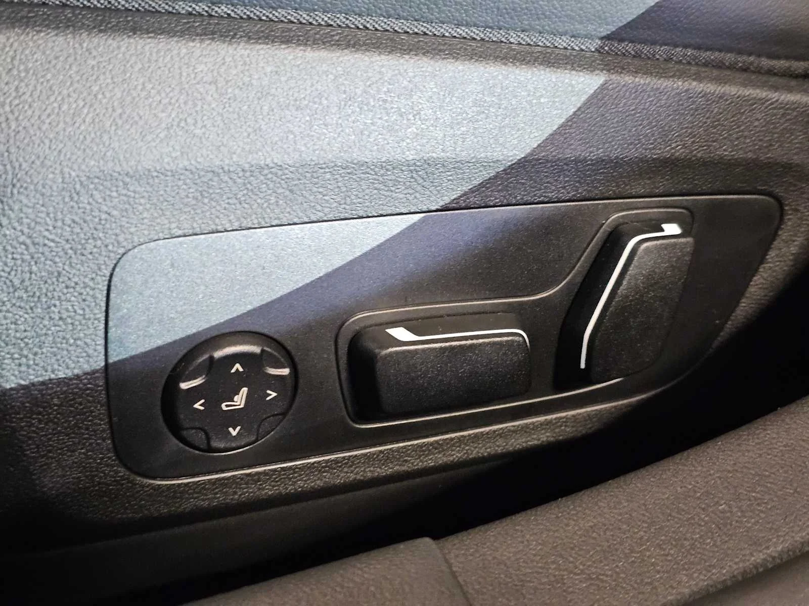 New 2026 Black Sapphire Metallic BMW xDrive40 image 28