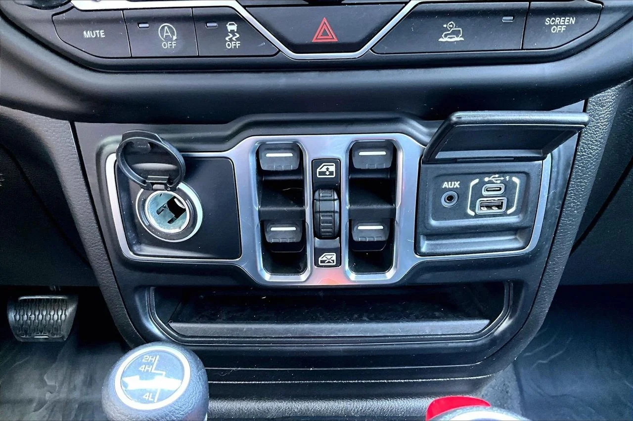 Used 2022 White Jeep Sport S image 17
