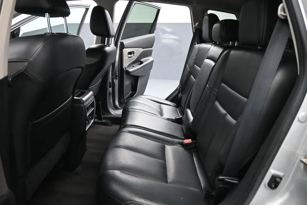 Used 2016 Silver Nissan SL image 17