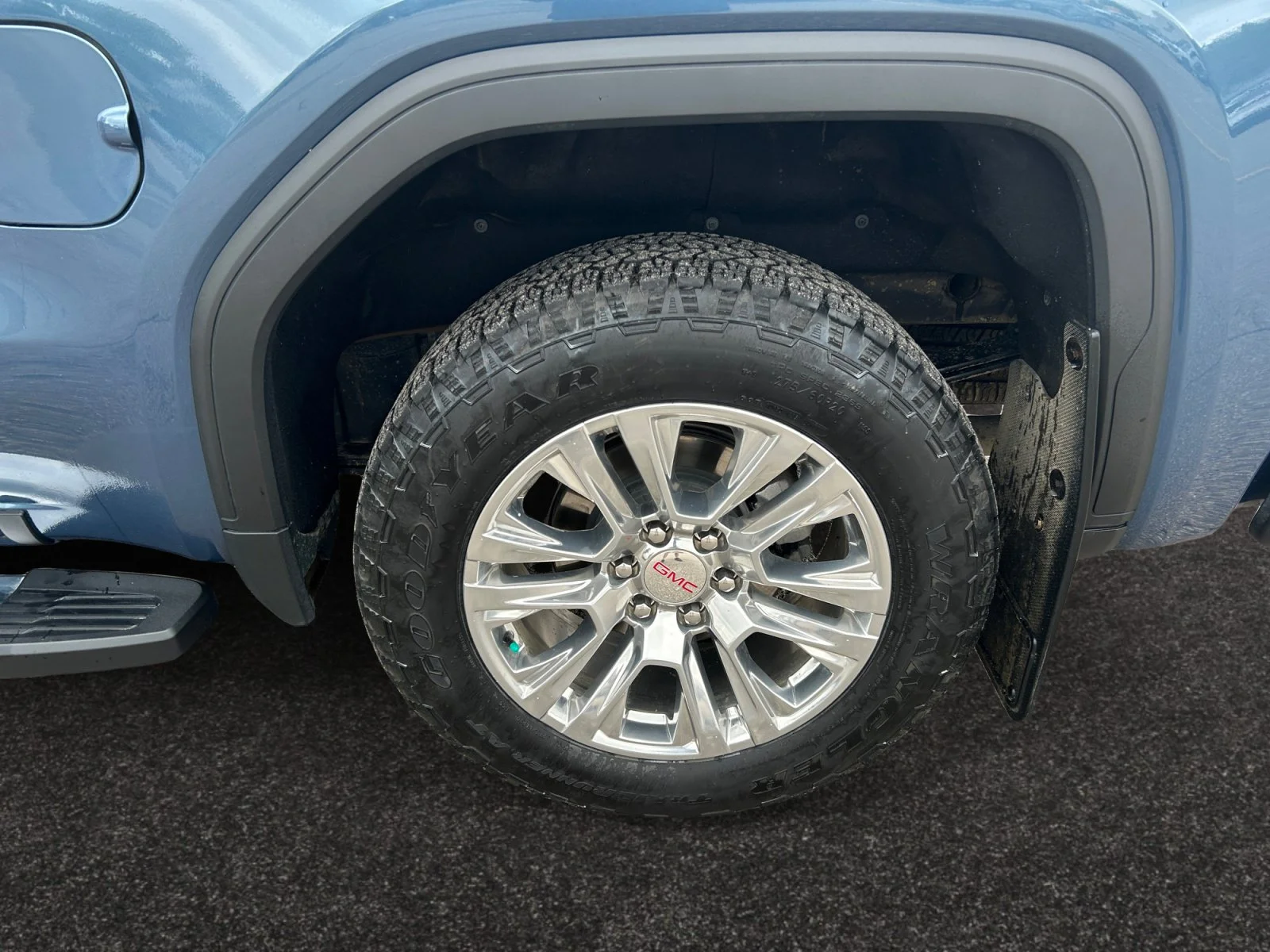 Used 2025 Blue GMC Denali Crew Cab image 9