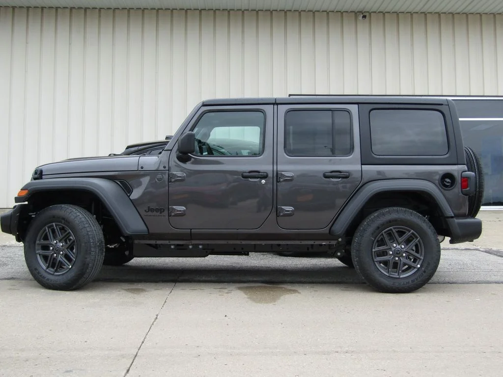 New 2026 Granite Crystal Metallic Clearcoat Jeep Sport RHD image 11